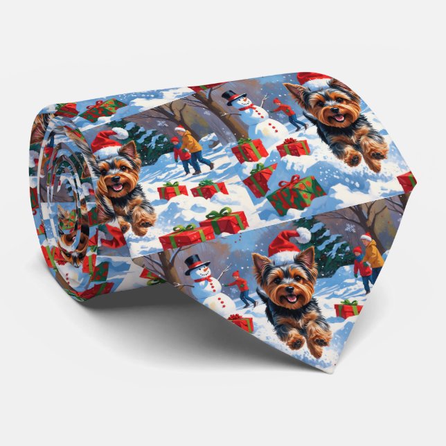 Yorkshire Terrier in Snow mit Weihnachtshut Krawatte (Gerollt)