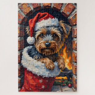 Yorkshire Terrier schaut aus Weihnachtsstrumpf her