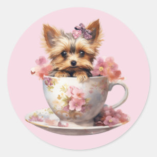Yorkshire Terrier sitzt im Tee-Cup mit Blume Runder Aufkleber