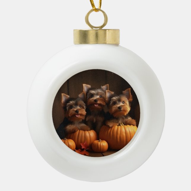 Yorkshire Terrier Welppy Autumn Delight Pumpkin Keramik Kugel-Ornament (Vorderseite)