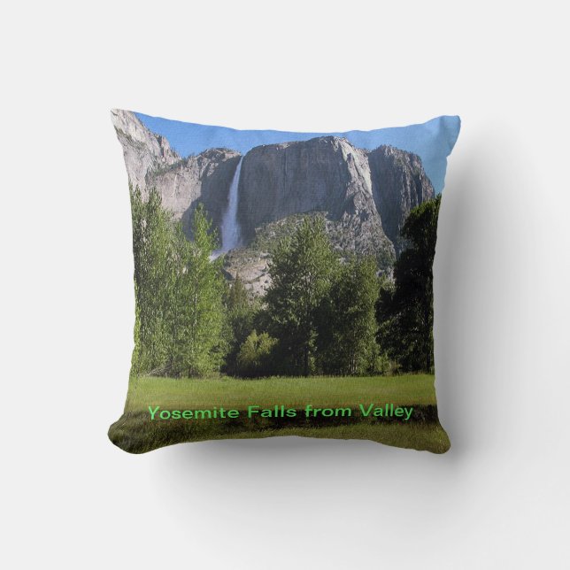 Yosemite Falls aus dem Tal in Kalifornien Kissen (Vorderseite)