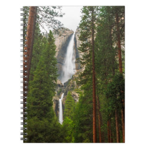 Yosemite Falls durch den Wald Notizblock