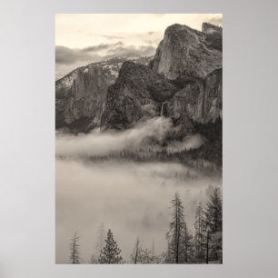 Yosemite-Gebirgslandschaft mit Nebel Poster