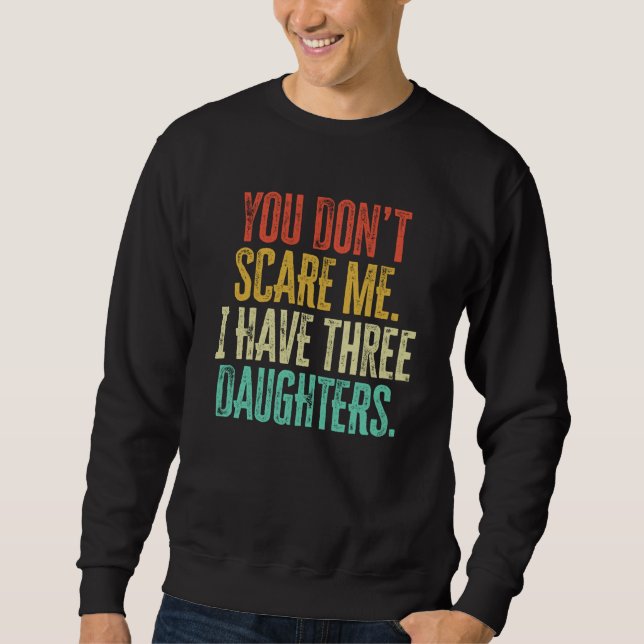You Dont Scare Me I Have Three Daughters Retro Vin Sweatshirt (Vorderseite)