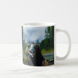 Young Bald Eagle und Misty Alaskan River Kaffeetasse
