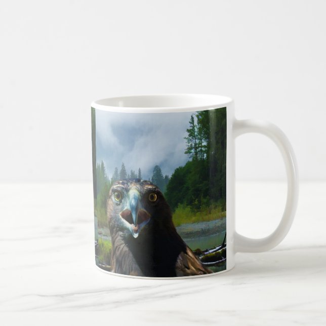 Young Bald Eagle und Misty Alaskan River Kaffeetasse (Rechts)