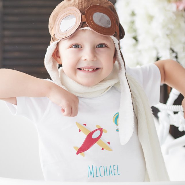 Young Boy Airplane und Balloon mit Vorname T-Shirt (Von Creator hochgeladen)