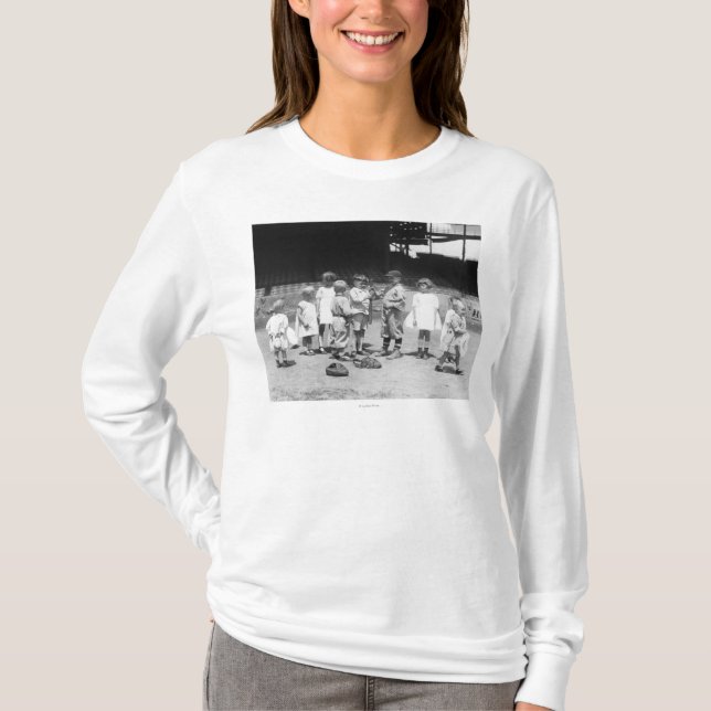 Young Boys und Mädchen auf dem Baseball-Feld T-Shirt (Vorderseite)