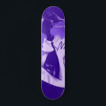 Young Couple küsst ihn und ihr romantisches Lila Skateboard<br><div class="desc">Dieses lustige Skateboard mit einigen küssenden Bildern würde ein wunderbares Geschenk für jemanden machen,  der Skateboard ist!</div>