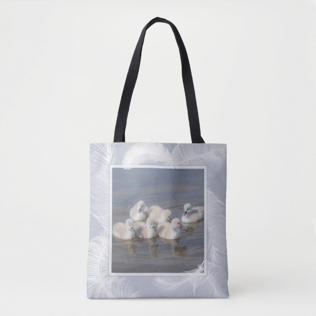 Young Cygnet Swans & Feathers Blue Tasche (Vorderseite)