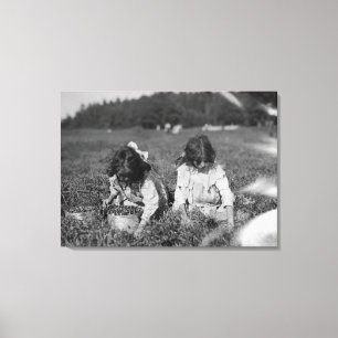 Young Girls Picking Cranberries Fotografie Leinwanddruck