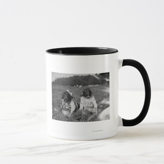 Young Girls Picking Cranberries Fotografie Tasse (Rechts)