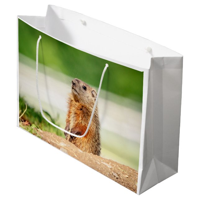 Young Groundhog Große Geschenktüte (Vorderseite Schrägansicht)