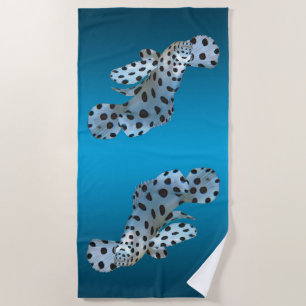 Young Grouper - glänzender blauer Hintergrund Strandtuch