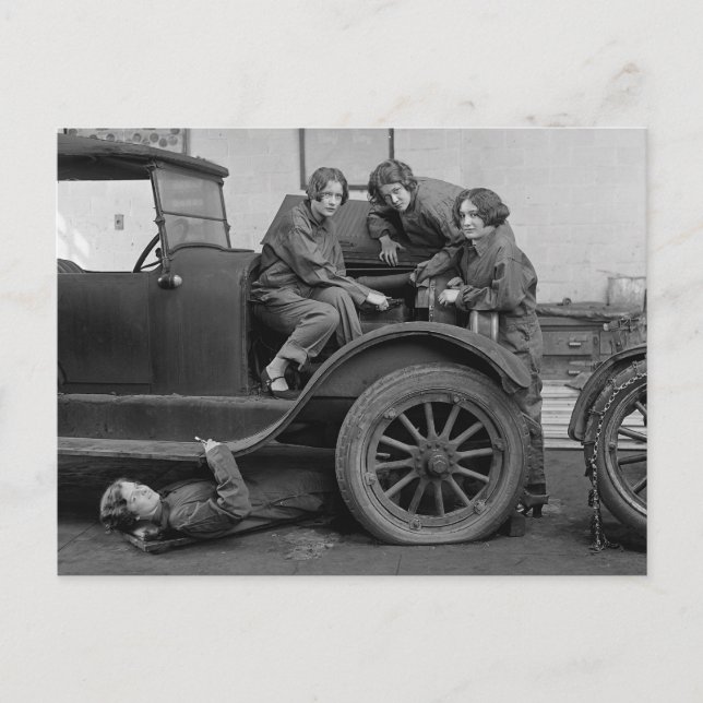 Young Lady Auto Mechanics, 1927 Postkarte (Vorderseite)
