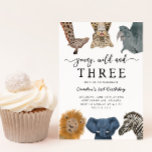 Young Wild and Three Safari Geburtstagsparty Einla Einladung<br><div class="desc">Niedliche und lustige Kinder Safari Thema 3. Geburtstag Party Einladung mit Darstellung der Safari Tiere von Giraffe,  Schnee Leopard,  Nashorn,  Löwen,  Elefanten und Zebra. Im Text steht "jung,  wild und drei". Ideal für die Geburtstagsfeier eines Jungen.</div>