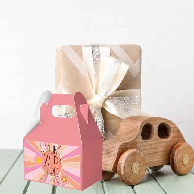 Young, Wild & Three | Birthday Favor Box | Rosa Geschenkschachtel (Von Creator hochgeladen)