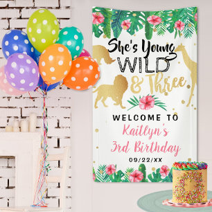 Young Wild & Three Girls Willkommensgruß Banner