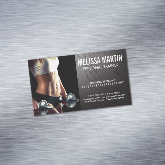 Young Woman Holding Dumbells | Personal Training Magnetische Visitenkarte (Beispiel)