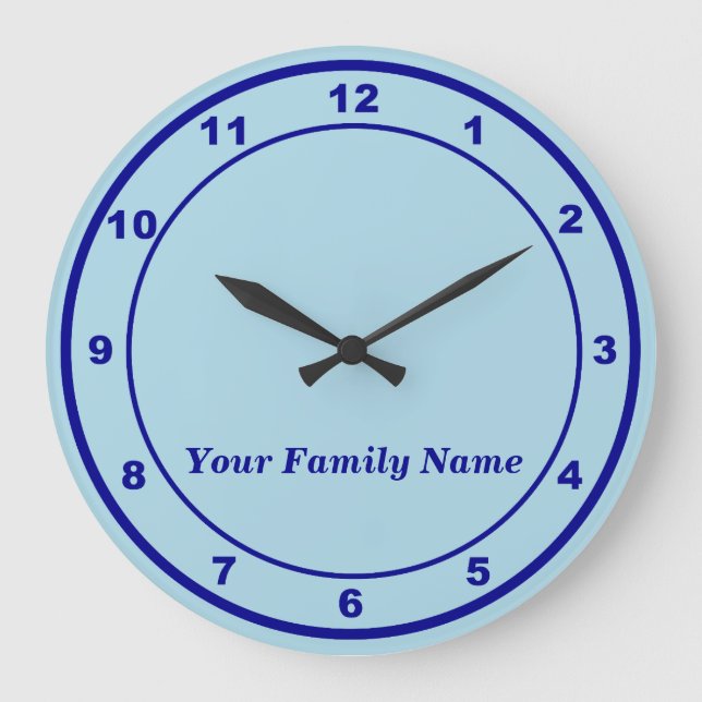 Your Family Name on Light Blue Round Wall Clock Große Wanduhr (Vorderseite)