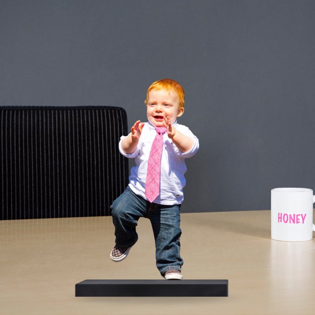 Your Kid Fist Steps photo statuettes Cutout Freistehende Fotoskulptur (Von Creator hochgeladen)