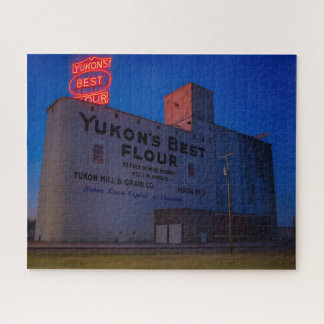 Yukon' Best Flour Mill Neon-Schild bei Dämmerung