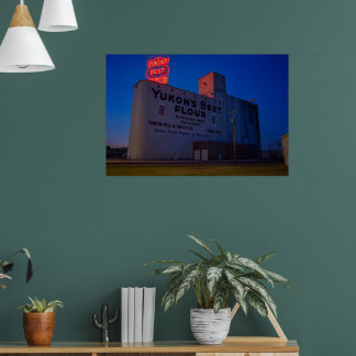 Yukon' Best Flour Mill Neon-Schild in der Dämmerun Poster