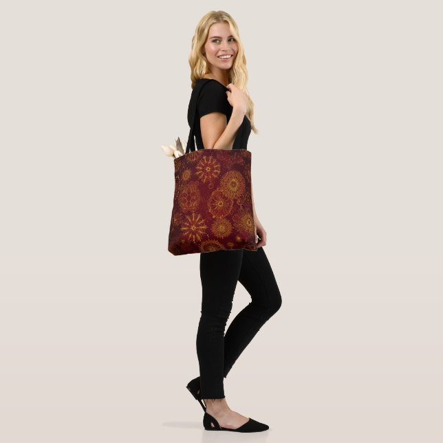 Yuletide Opulence: Goldene Weihnachtsdinge Tasche (Am Model)