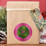 Yuletide Pine Wreath on Pink Christmas Runder Aufkleber<br><div class="desc">Dieser farbenfrohe und auffällig rosa Weihnachtsaufkleber weist einen großen Kiefernkranz in Grün mit Kieferntönen auf. Diese helle und festliche Weihnachtsdekoration wird sicher eine fröhliche Touch zu Ihrer Weihnachtsbrille hinzufügen, Geschenke und Geschenkpackungen, Zuhause-made Weihnachtsgeschenke wie Weihnachtskarten, Weihnachtskarten, Feiertagsbucher, Party Einladungen, Dekorieren von Adventkalendern, Kinderhandwerk oder einfach nur für die Dekoration Ihrer...</div>