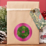 Yuletide Pine Wreath on Pink Christmas Runder Aufkleber<br><div class="desc">Dieser farbenfrohe und auffällig rosa Weihnachtsaufkleber weist einen großen Kiefernkranz in Grün mit Kieferntönen auf. Diese helle und festliche Weihnachtsdekoration wird sicher eine fröhliche Touch zu Ihrer Weihnachtsbrille hinzufügen, Geschenke und Geschenkpackungen, Zuhause-made Weihnachtsgeschenke wie Weihnachtskarten, Weihnachtskarten, Feiertagsbucher, Party Einladungen, Dekorieren von Adventkalendern, Kinderhandwerk oder einfach nur für die Dekoration Ihrer...</div>