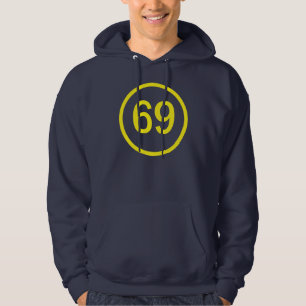 Zahl, 69, in einem Kreis Hoodie