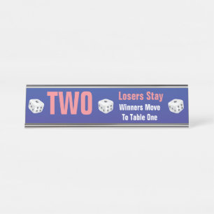 Zahl-Zeichen der Bunco Würfel-Tabelle-zwei Schreibtischnamensplakette