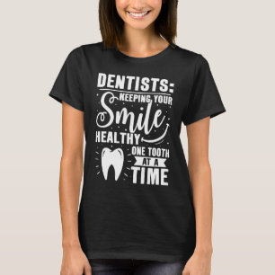 Zahnärzte, die Ihr Lächeln gesund Behielt, an eine T-Shirt