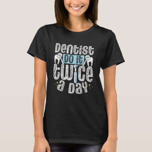 Zahnärzte machen es zweimal am Tag Zahnärzte T-Shirt