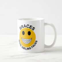 Zahnspangen machen Lächeln Gesichter Kaffee Tasse