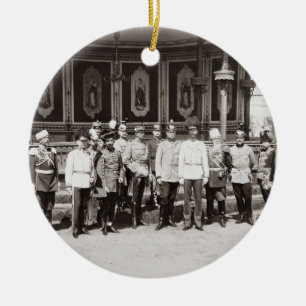 Zar Nicholas II (1868-1918) stehend im Garde Keramik Ornament