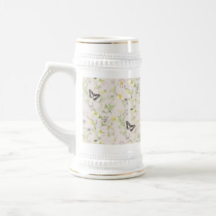 zarte Blumen mit einem Schmetterling im chinesisch Bierglas
