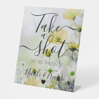 Zarte gelbe Blumen Kalligrafie Mach einen Schnapps Sockelschild