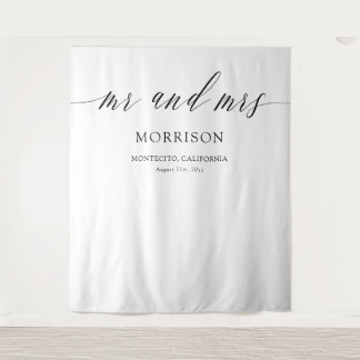Zarte Kalligrafie Mr und Mrs Hochzeitskulisse Wandteppich
