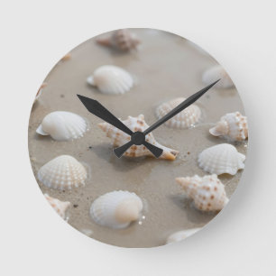 Zarte Muscheln Strand Serenität Runde Wanduhr