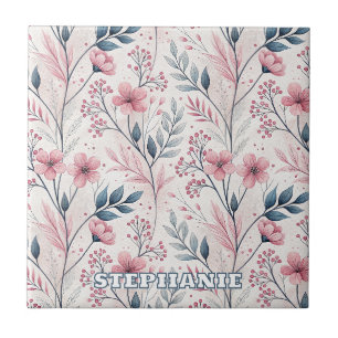Zarte rosa Blüten mit gedämpftem blauem Laub Fliese