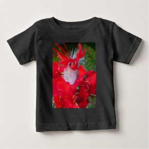 Zarte Schönheit: Rote Blume mit weißer Feder Baby T-shirt