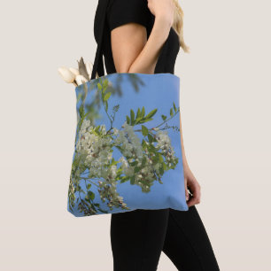 Zarte weiße Robinienblüten unter blauem Himmel Tasche