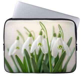 Zarte weiße Schneeglöckchen-Blüten Frühlingsblüte Laptopschutzhülle
