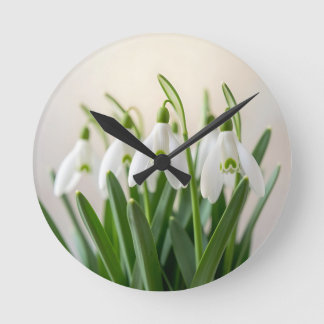 Zarte weiße Schneeglöckchen-Blüten Frühlingsblüte Runde Wanduhr