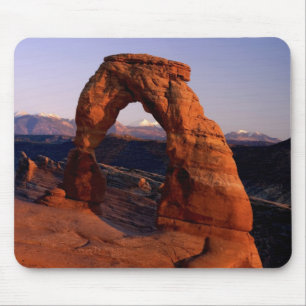 Zarter Bogen bei Sonnenuntergang mit schneebedeckt Mousepad