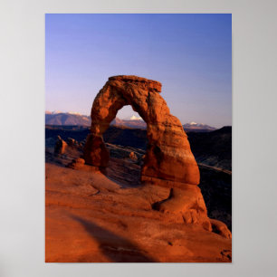 Zarter Bogen bei Sonnenuntergang mit schneebedeckt Poster