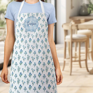 Zartes blaues Blumenmonogramm Cottagecore Schürze