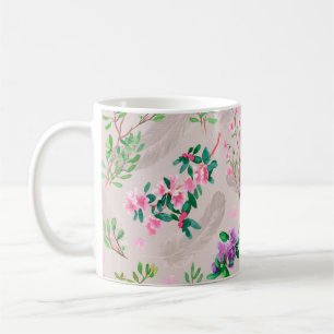 Zartes Muster mit Rhododendronblüten und Federn Kaffeetasse
