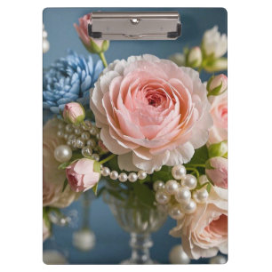 Zartes Rosa Rosa mit Perle in Vase Klemmbrett